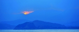 落日青山外　行霞海际边