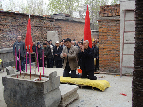 宝丰宗亲岳建良、岳银生祭祖.jpg