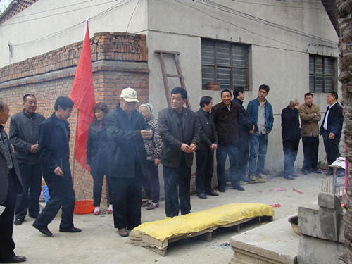 岳银端宗亲祭祖（右）.jpg