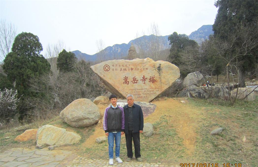 在嵩岳寺塔标志石刻前