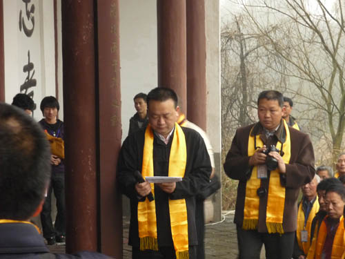 岳湛宗亲在九江主持祭祖仪式。.JPG