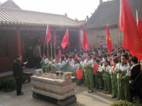 视频: 菏泽以传统方式纪念民族英雄岳飞诞辰912周年