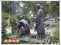 新乡东方文化步行街上的大型雕像