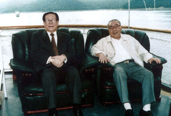 1995年秋，岳岐峰陪同江总书记在黑龙江视察时的合影